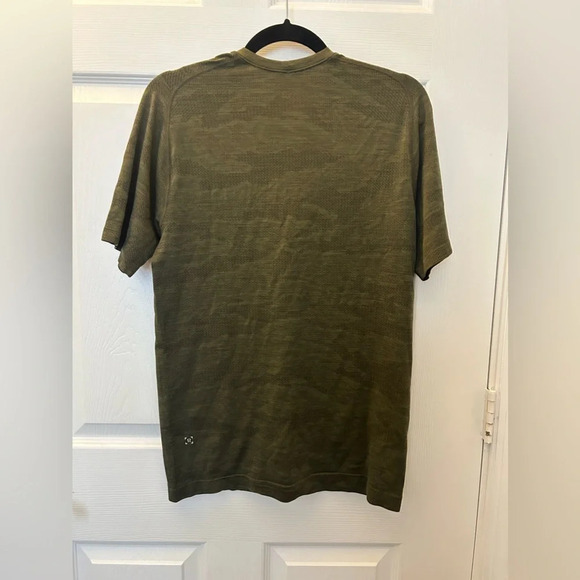 Lululemon
Metal Vent Tech Shortsleeve - Picture 3 of 4